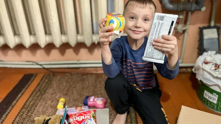 Mykola zeigt die Schätze aus seinem Weihnachtspäckli